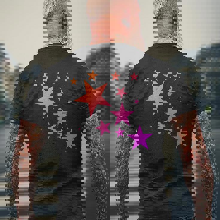カラフルなオレンジピンクの星、流れ星柄デザイン。 メンズTシャツ バックプリント 高齢者への贈り物