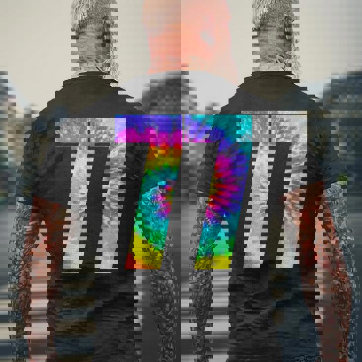 カラフルな絞り染め 77歳の誕生日または77番のチームイベント メンズTシャツ バックプリント 高齢者への贈り物