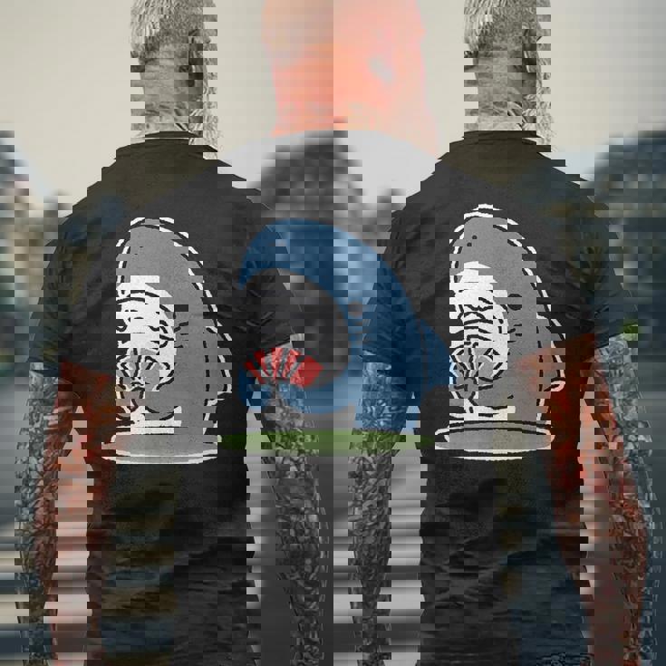 カード遊びをするサメ メンズTシャツ バックプリント 高齢者への贈り物