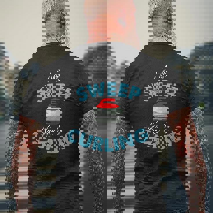 カーリングしているときだけ掃除する-おもしろいカーリング メンズTシャツ バックプリント 高齢者への贈り物