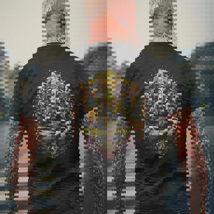 ガネーシュ ヨガ ヒンドゥー教 象 神 ガネーシャ プージャ ナマステ メンズTシャツ バックプリント 高齢者への贈り物