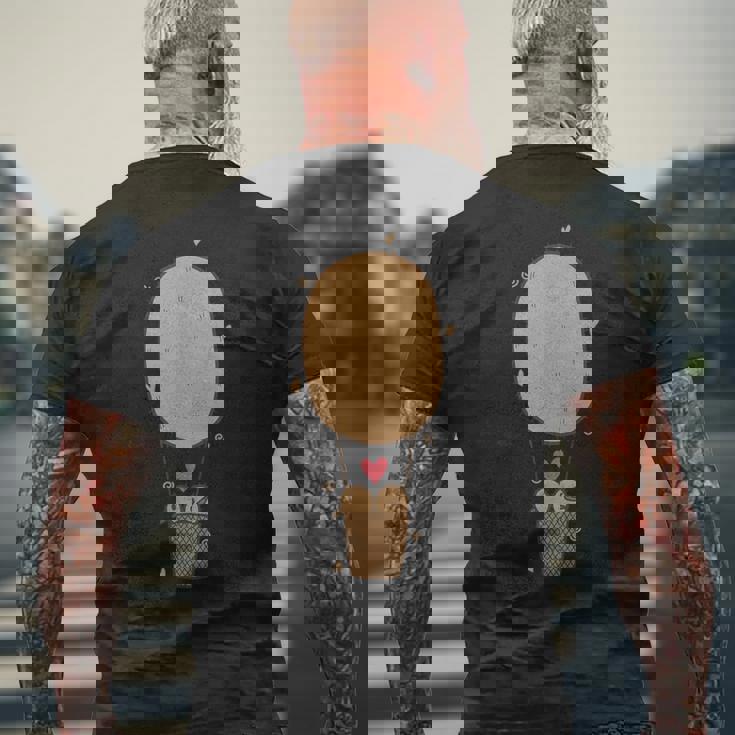 キウイフルーツバルーンで飛ぶ2羽のキウイ鳥。 メンズTシャツ バックプリント 高齢者への贈り物