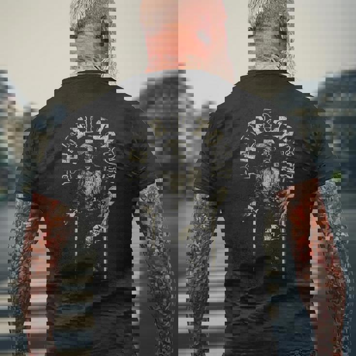 キム・ゴットレイブ・ウォーカーによる椅子に座るピーター・トッシュの写真 メンズTシャツ バックプリント 高齢者への贈り物