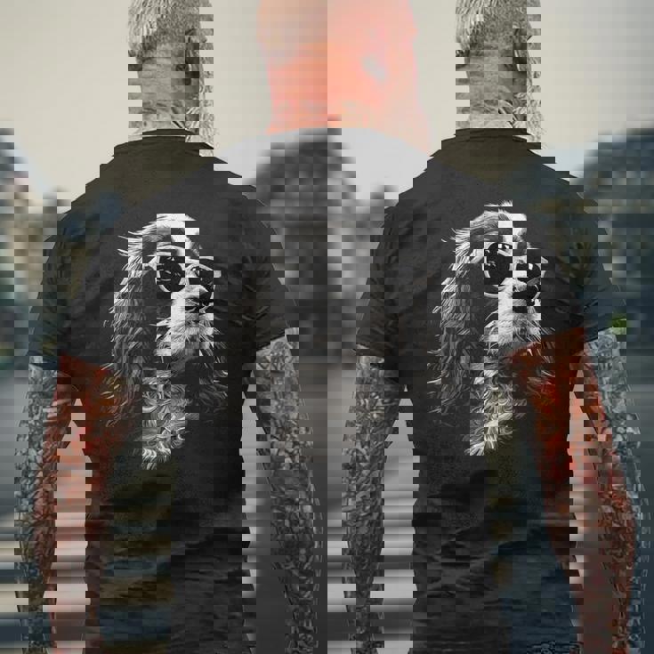 キャバリア・キング・チャールズ・スパニエル犬とサングラス メンズTシャツ バックプリント 高齢者への贈り物