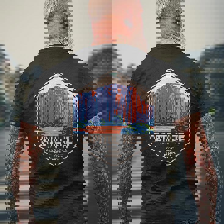 キャピトルリーフ国立公園 ユタ州のアメリカ国立公園 メンズTシャツ バックプリント 高齢者への贈り物