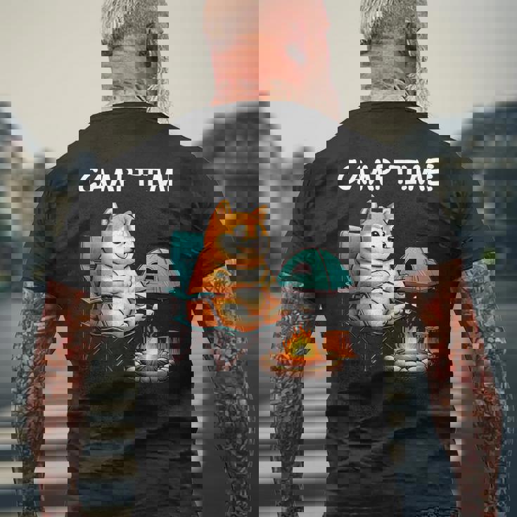 キャンプ Camp Time アウトドア 焚火 おもしろ 犬 柴犬好き 柴犬 名言 文字 面白い ふざけた ネタ メンズTシャツ バックプリント 高齢者への贈り物