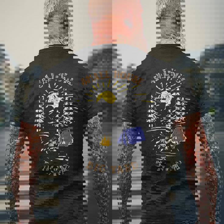 キャンプ スモールハウス ビッグヤード 山岳 キャンプファイヤー テント キャンプ メンズTシャツ バックプリント 高齢者への贈り物