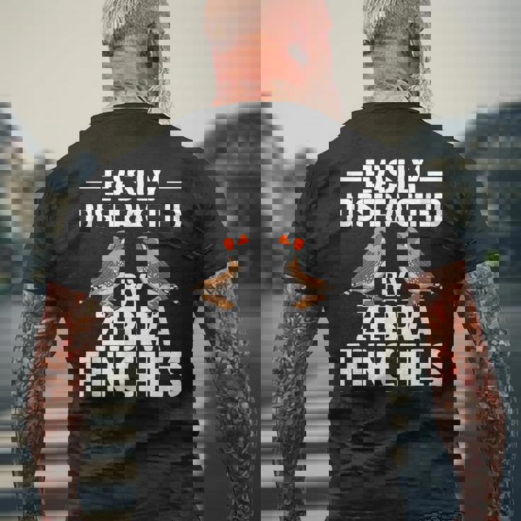 キンカチョウの飼育員はキンカチョウに気をそらされやすい メンズTシャツ バックプリント 高齢者への贈り物