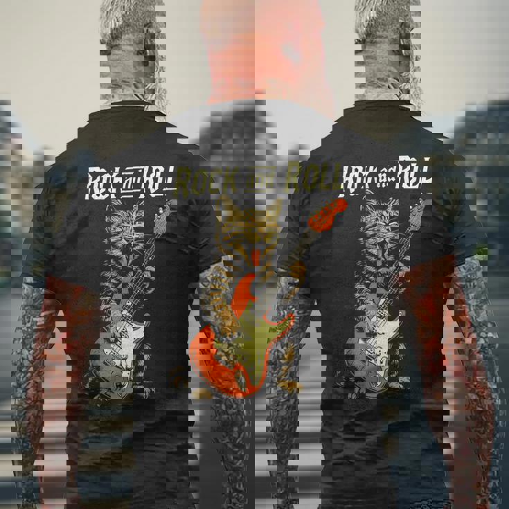 ギターを弾くロックな猫 音楽好き猫好き向けデザイン メンズTシャツ バックプリント 高齢者への贈り物