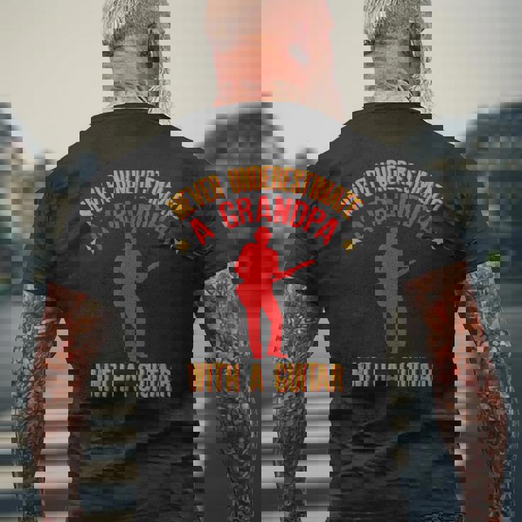 ギターを持ったおじいちゃんを決して過小評価しないでください メンズTシャツ バックプリント 高齢者への贈り物