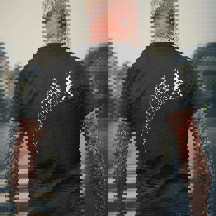 ギタープレイヤーの進化 面白いギタリストのミュージシャン メンズTシャツ バックプリント 高齢者への贈り物