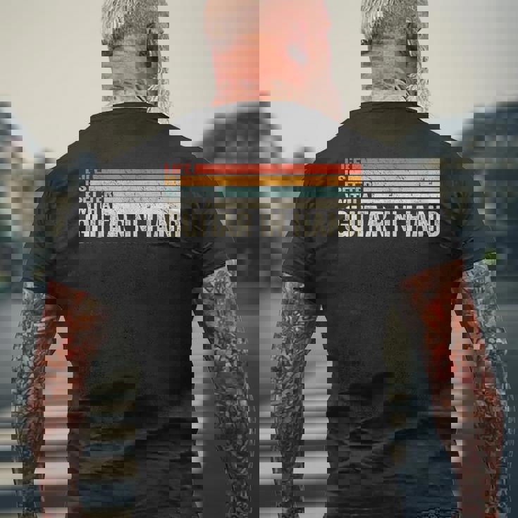 ギター・イン・ハンド・ミュージシャン・ギタリストとの人生はより良い。 メンズTシャツ バックプリント 高齢者への贈り物