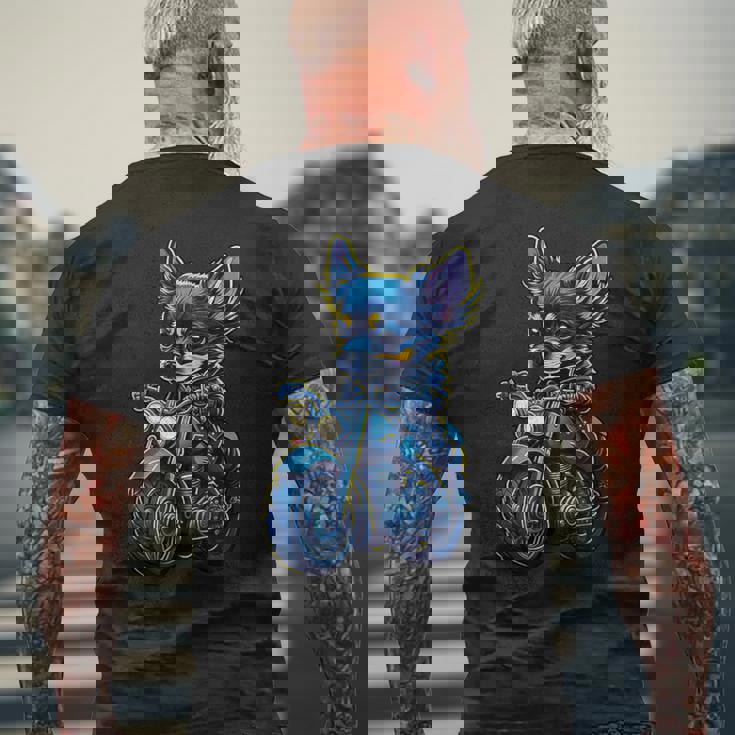 クリスマスにバイクを運転するかわいいチワワ。 メンズTシャツ バックプリント 高齢者への贈り物