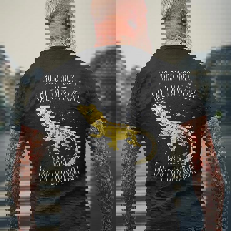 クレステッドゲッコ 小さな恐竜 トカゲ 爬虫類 ペット ハーレクイン メンズTシャツ バックプリント 高齢者への贈り物