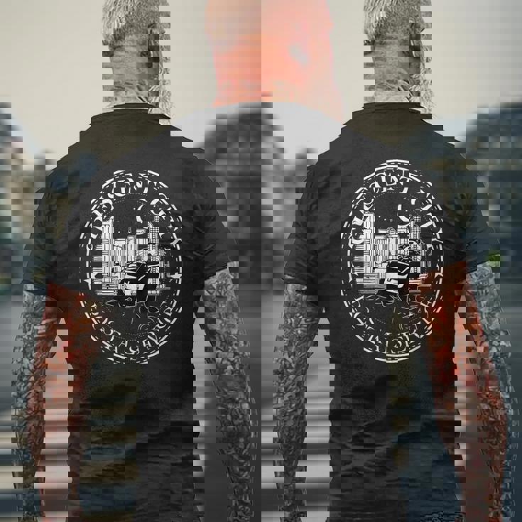 クレセントシティ 郵便サービス メッセンジャー カワウソ 三日月市 メンズTシャツ バックプリント 高齢者への贈り物