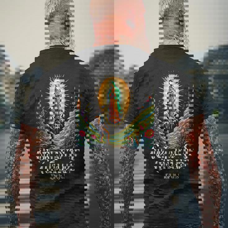 グアダルーペの聖母マリアカトリック メンズTシャツ バックプリント 高齢者への贈り物