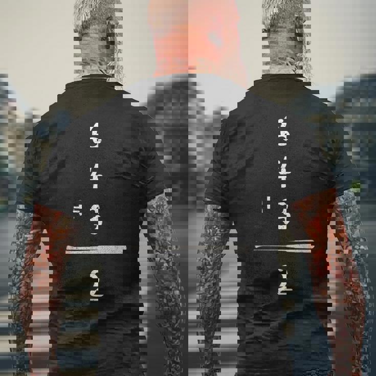 ゲッツー・併殺 ネタ 野球 ベースボール 草野球 野球部 野球好き 野球観戦 おもしろ 野球選手 エボリューション メンズTシャツ バックプリント 高齢者への贈り物