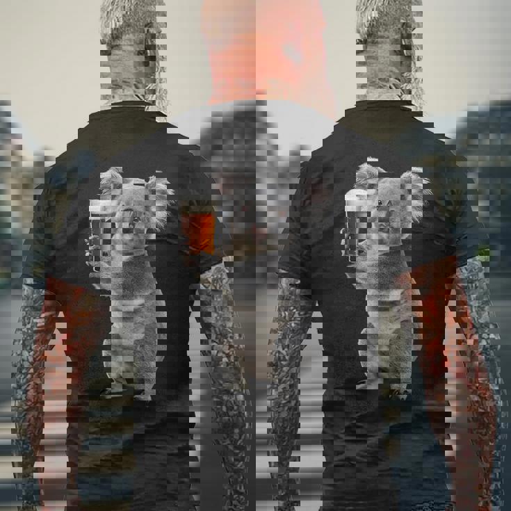 コアラ ビールを飲む リアル メンズTシャツ バックプリント 高齢者への贈り物