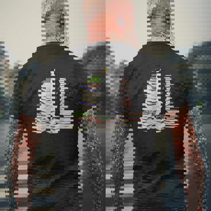 コウテイペンギン 鳥 本 読む 動物 図 バードウォッチング 贈り物 鳥類学者 生物学者 自然科学 メンズTシャツ バックプリント 高齢者への贈り物