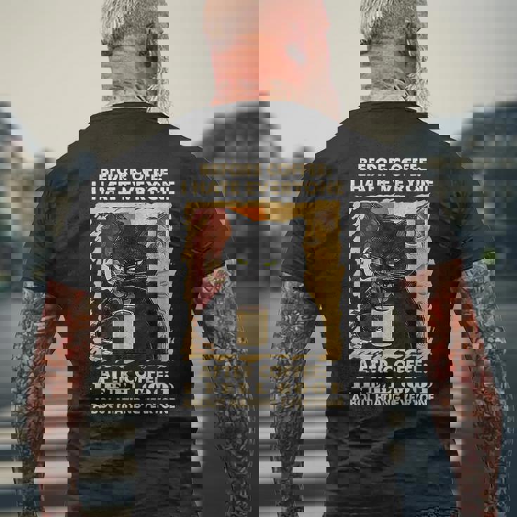 コーヒーの前にみんな嫌いな黒猫がコーヒーを飲む メンズTシャツ バックプリント 高齢者への贈り物