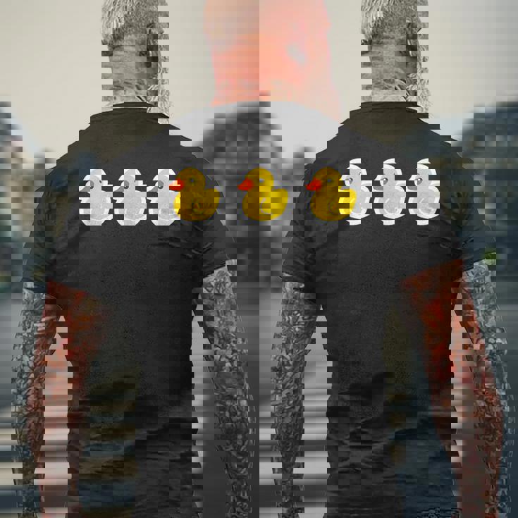 ゴムアヒル（3 スリー）黄色いアヒル お風呂のおもちゃ ラバーダック【ポップ イラスト】ゆるかわいい キャラクター メンズTシャツ バックプリント 高齢者への贈り物