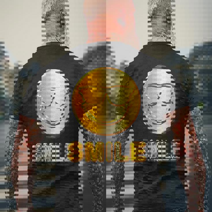 ゴールデン スマイル（フェイク ゴールド風）スマイリー フェイス ニコニコ 笑顔 サングラス 面白い 色 メンズTシャツ バックプリント 高齢者への贈り物