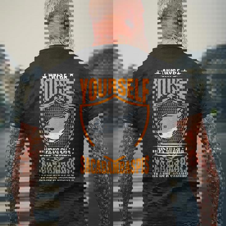 サカバンバスピスのフィッシュミームになれない限り、常に自分らしくありなさい メンズTシャツ バックプリント 高齢者への贈り物