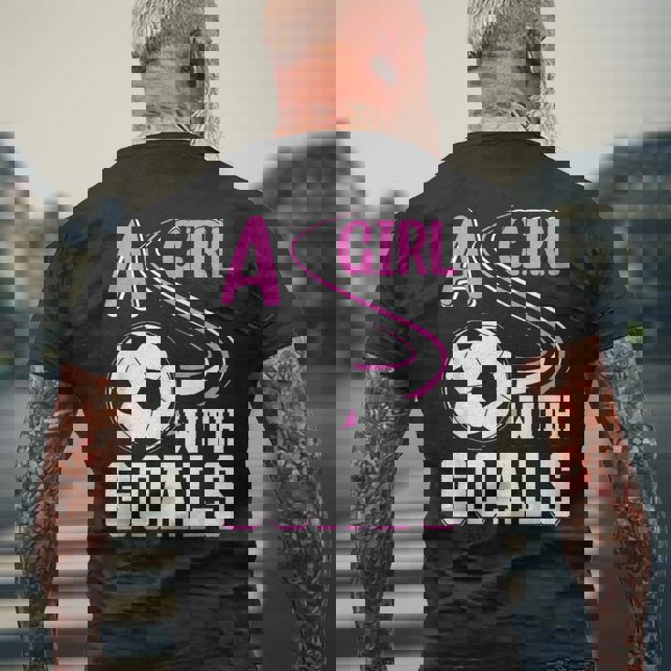 サッカーでゴールを決めた少女 メンズTシャツ バックプリント 高齢者への贈り物