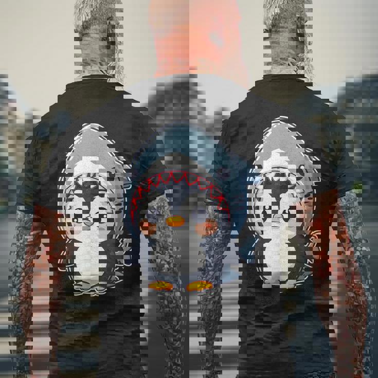 サメのコスチュームを着た面白いペンギン メンズTシャツ バックプリント 高齢者への贈り物