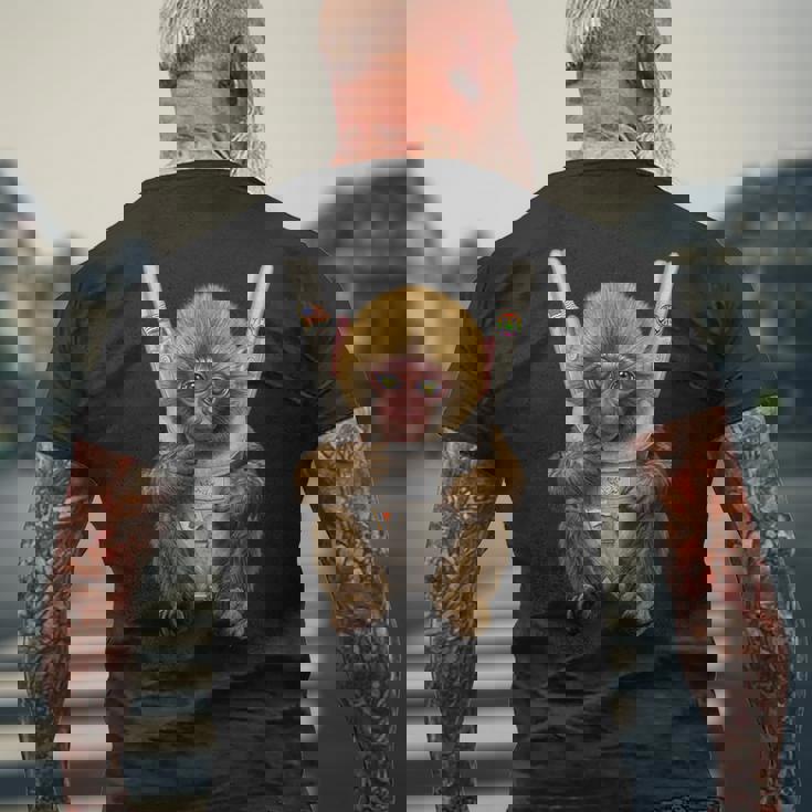 サル 猿 ニホンザル 抱っこ 抱っこ紐 メンズTシャツ バックプリント 高齢者への贈り物