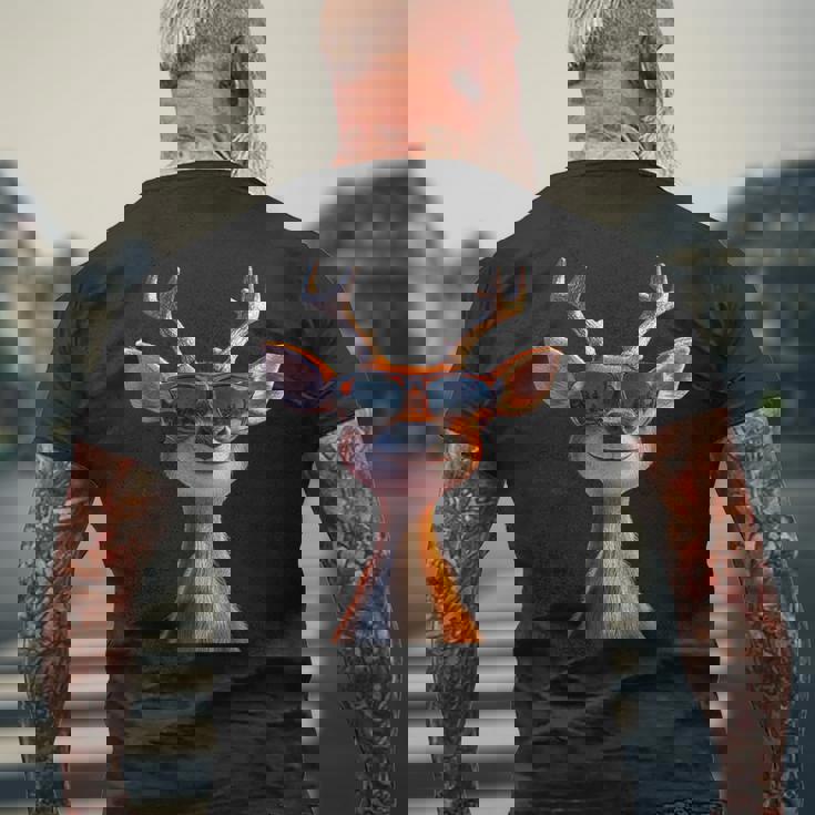 サングラスの角を持つ雄鹿狩猟鹿トナカイ赤鹿 メンズTシャツ バックプリント 高齢者への贈り物