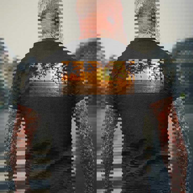 サンセット ビーチ ヤシの木 クール 海 サーフィン メンズTシャツ バックプリント 高齢者への贈り物