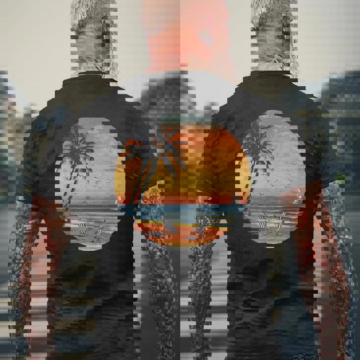 サンセット ビーチ ヤシの木 夏 バイブ レトロ トロピカル 夏 ビーチ メンズTシャツ バックプリント 高齢者への贈り物