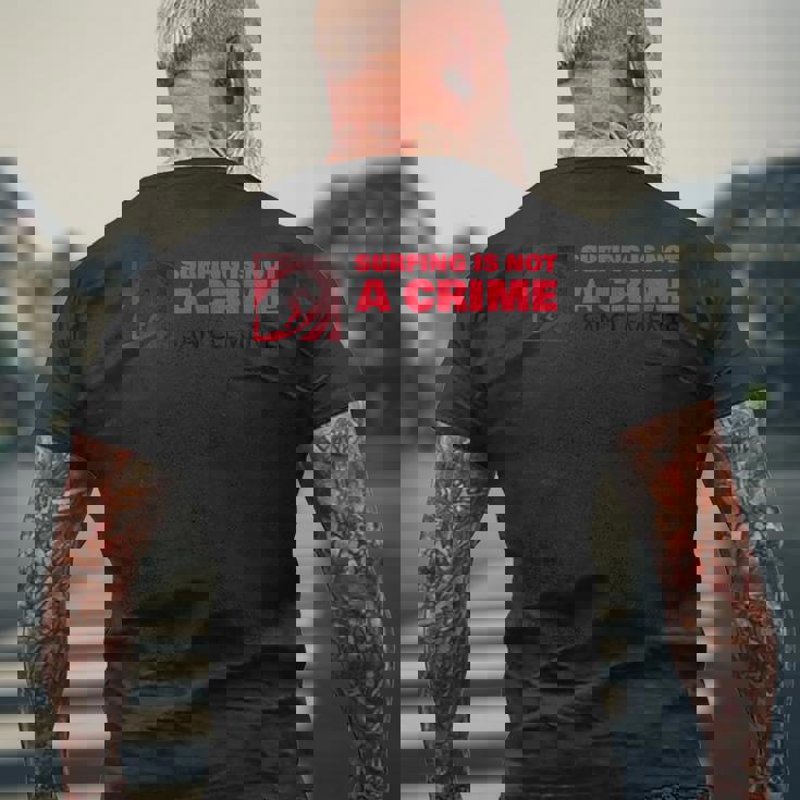 サーフィンは犯罪じゃないサーファーウェーブ、カリフォルニアサンクレメンテ メンズTシャツ バックプリント 高齢者への贈り物