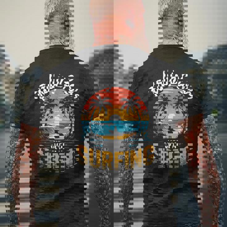 サーフィンサーフボードが大好き。メンズサーフボーダー用。 メンズTシャツ バックプリント 高齢者への贈り物