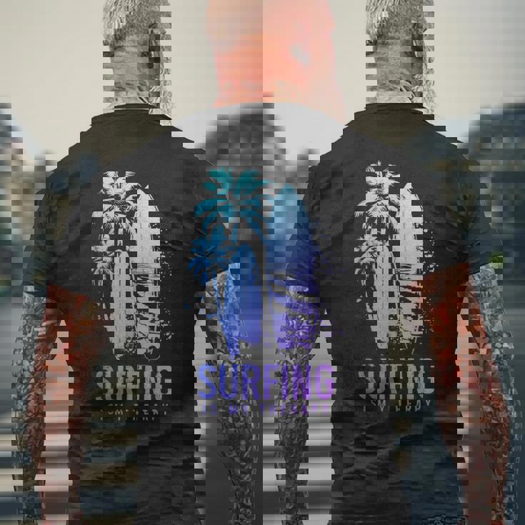 サーフィンセラピー ヴィンテージ サーフボード ヤシの木 ビーチサーファー メンズTシャツ バックプリント 高齢者への贈り物