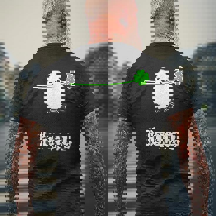 シマエナガ『四つ葉のクローバー』白い鳥【どうぶつフレンズ】動物 ゆるくて かわいい キャラクター イラスト メンズTシャツ バックプリント 高齢者への贈り物