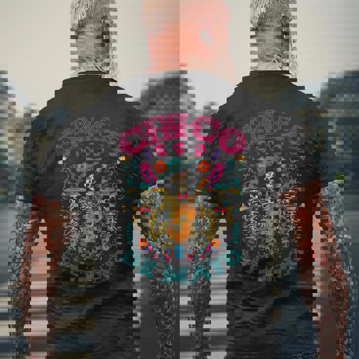 シンコ・デ・マヨ ギターを弾く骸骨 メキシコ・フィエスタ メンズTシャツ バックプリント 高齢者への贈り物