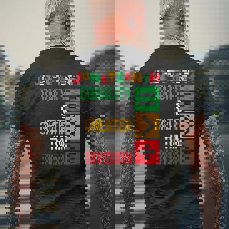 ジューンティーンスの平等は分裂よりも大きい メンズTシャツ バックプリント 高齢者への贈り物