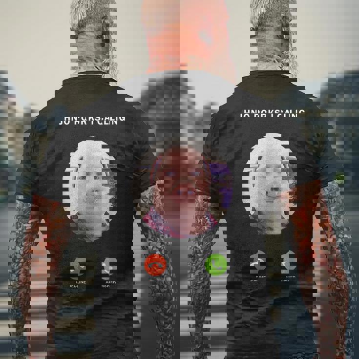 ジョン・ポークがファニー・アンサー・コール・フォンに電話をかけている メンズTシャツ バックプリント 高齢者への贈り物