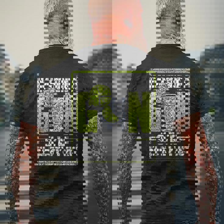 ジンを飲んでるんだ。 恋人 ドリンク ジンズ アルコール ジン メンズTシャツ バックプリント 高齢者への贈り物