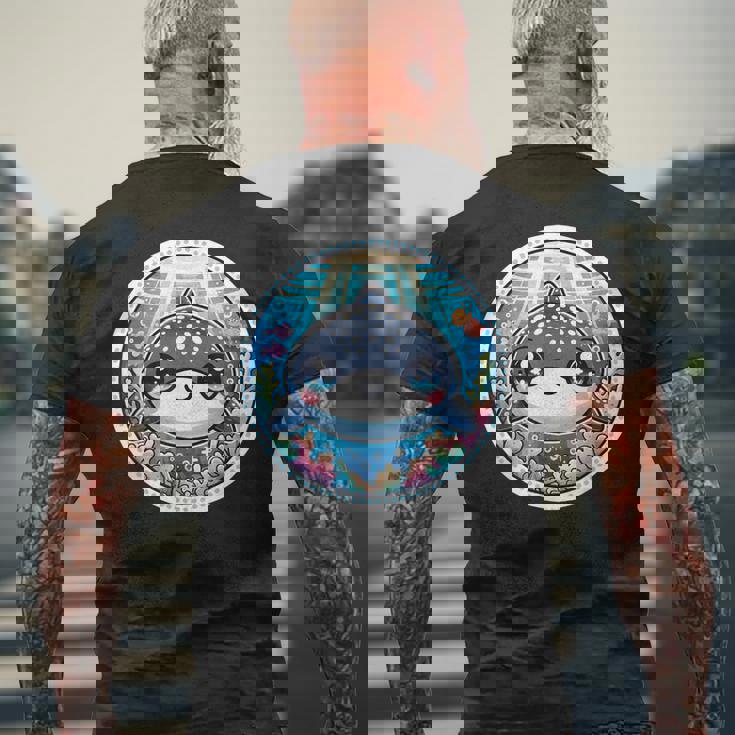 ジンベイザメ、ジンベエザメのアニメ、カワイイ・ジンベエザメ メンズTシャツ バックプリント 高齢者への贈り物