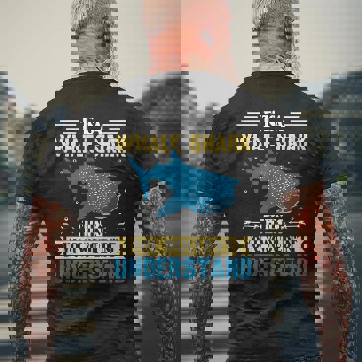 ジンベイザメのことは理解できないジンベイザメです。 メンズTシャツ バックプリント 高齢者への贈り物