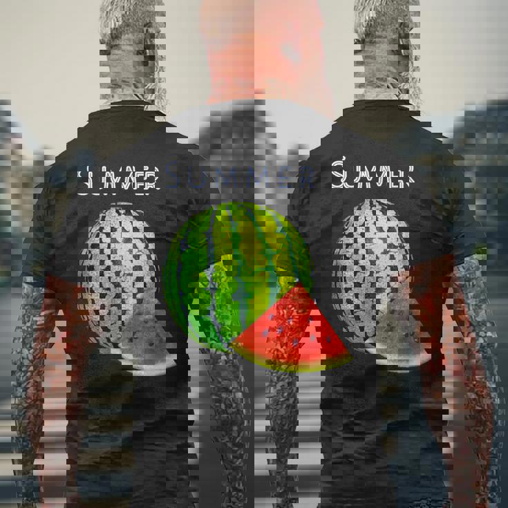 スイカ・夏【 サマータイム 】リゾート・夏 大好き／面白 イラスト メンズTシャツ バックプリント 高齢者への贈り物