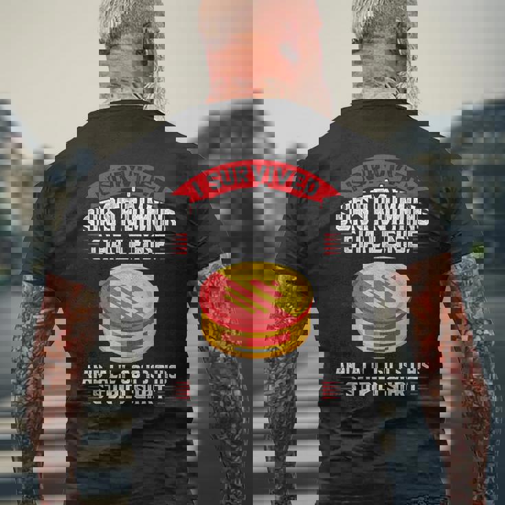 スウェーデンのシュールストレミング・チャレンジを生き延びた メンズTシャツ バックプリント 高齢者への贈り物