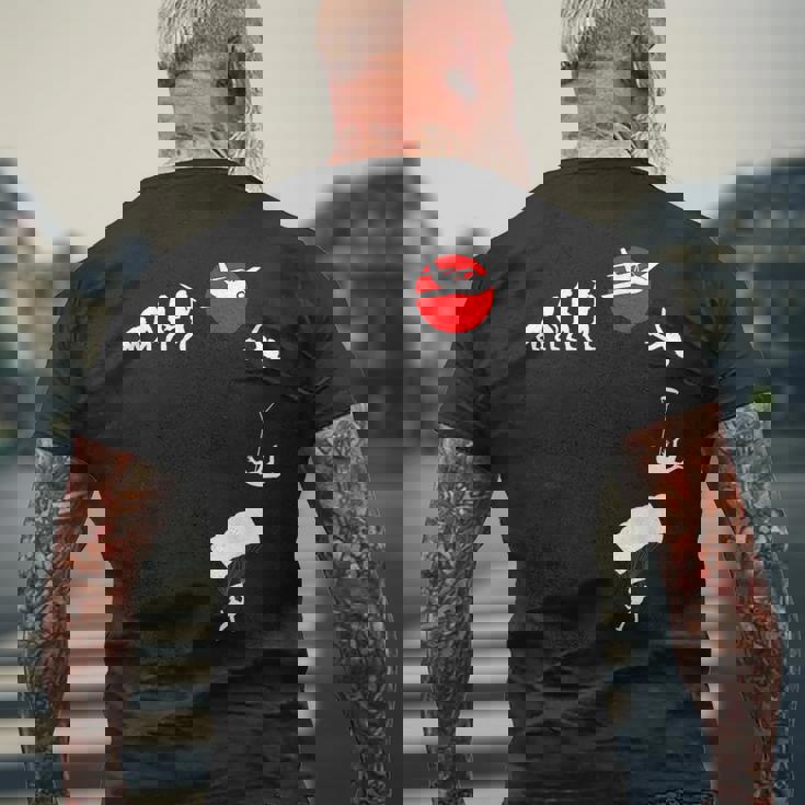 スカイダイビング、パラシュートアウトフィット、スカイダイビング、パラシュツリスト メンズTシャツ バックプリント 高齢者への贈り物