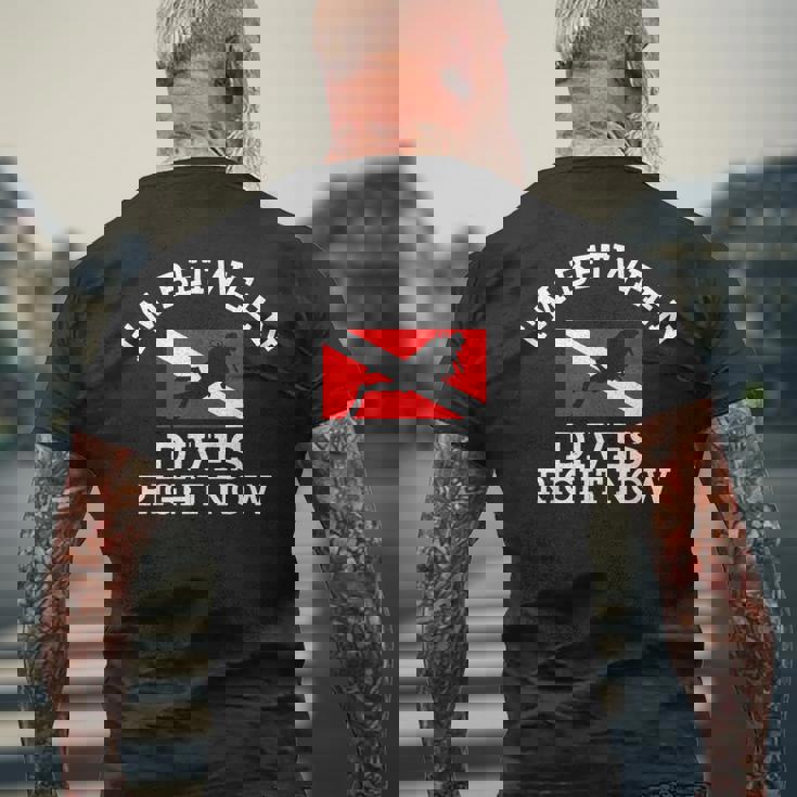 スキューバダイビング ダイバー ダウン ダイブ フラッグ ダイブ メンズTシャツ バックプリント 高齢者への贈り物