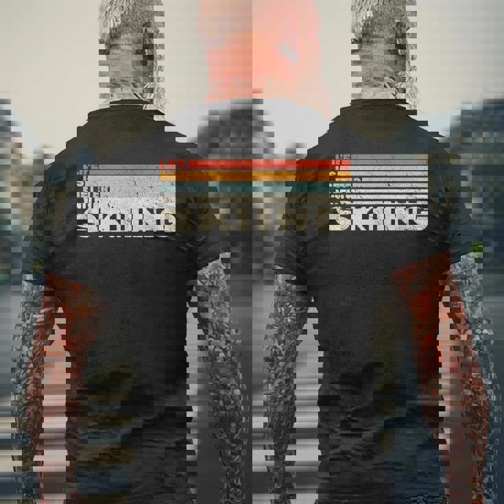 スキースノースキーヤーとレトロなスノウスキーで人生はより良い。 メンズTシャツ バックプリント 高齢者への贈り物