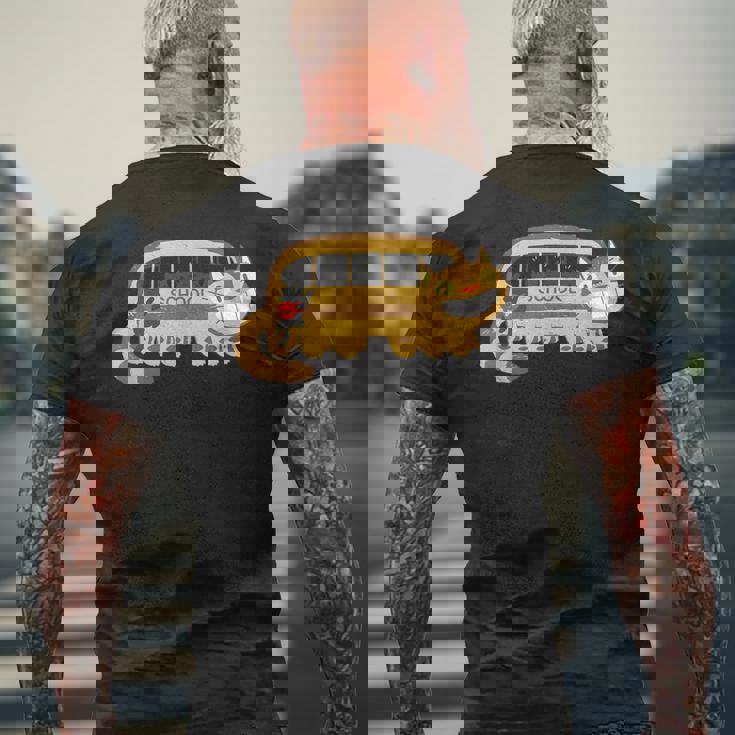 スクールキャットバスに向かうキャットバスの猫たち メンズTシャツ バックプリント 高齢者への贈り物