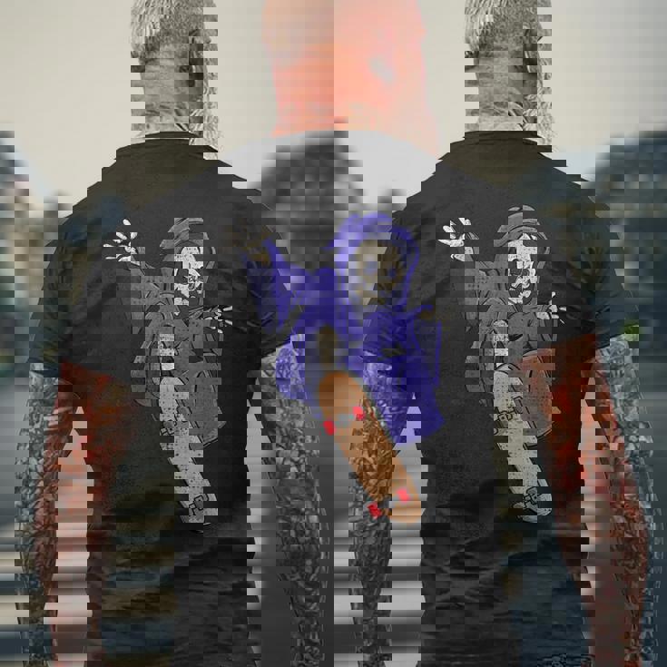 スケボーに乗る骸骨 スケーター ハロウィン メンズTシャツ バックプリント 高齢者への贈り物